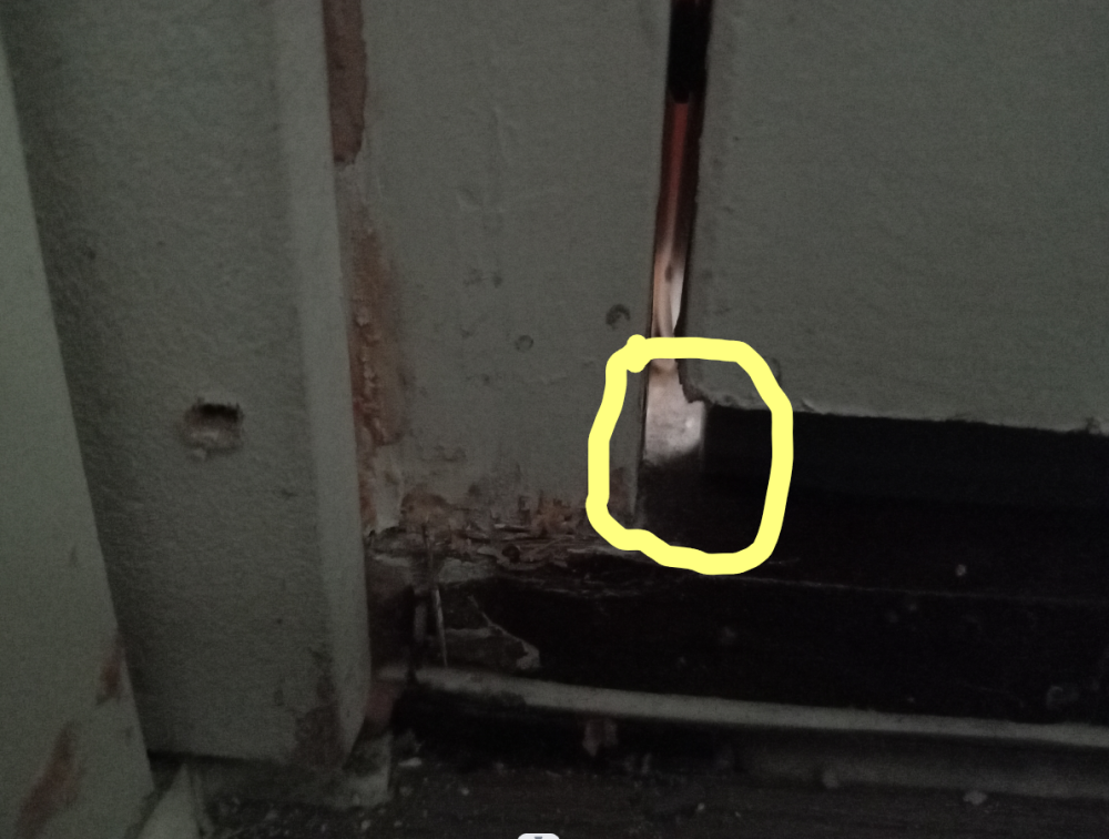 circle between gap and fire excluder drop down seal.png